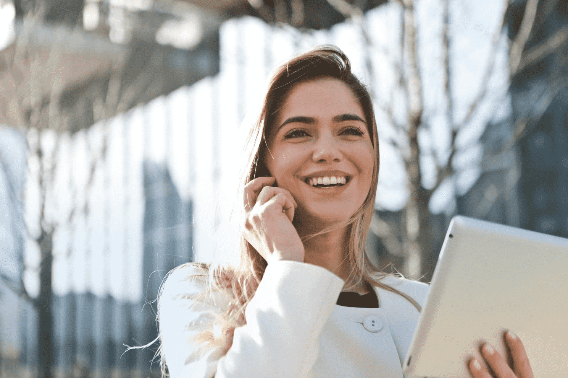 Jeune dirigeante au téléphone